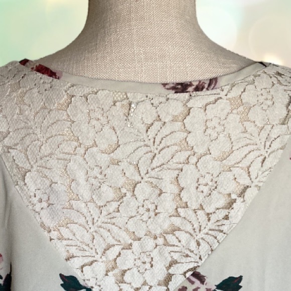 Live 4 Truth Feminine cap sleeve floral tunic lace back Blouse! - Picture 7 of 13